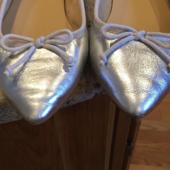 Talbots silver pointy flats with bow - Picture 5 of 8